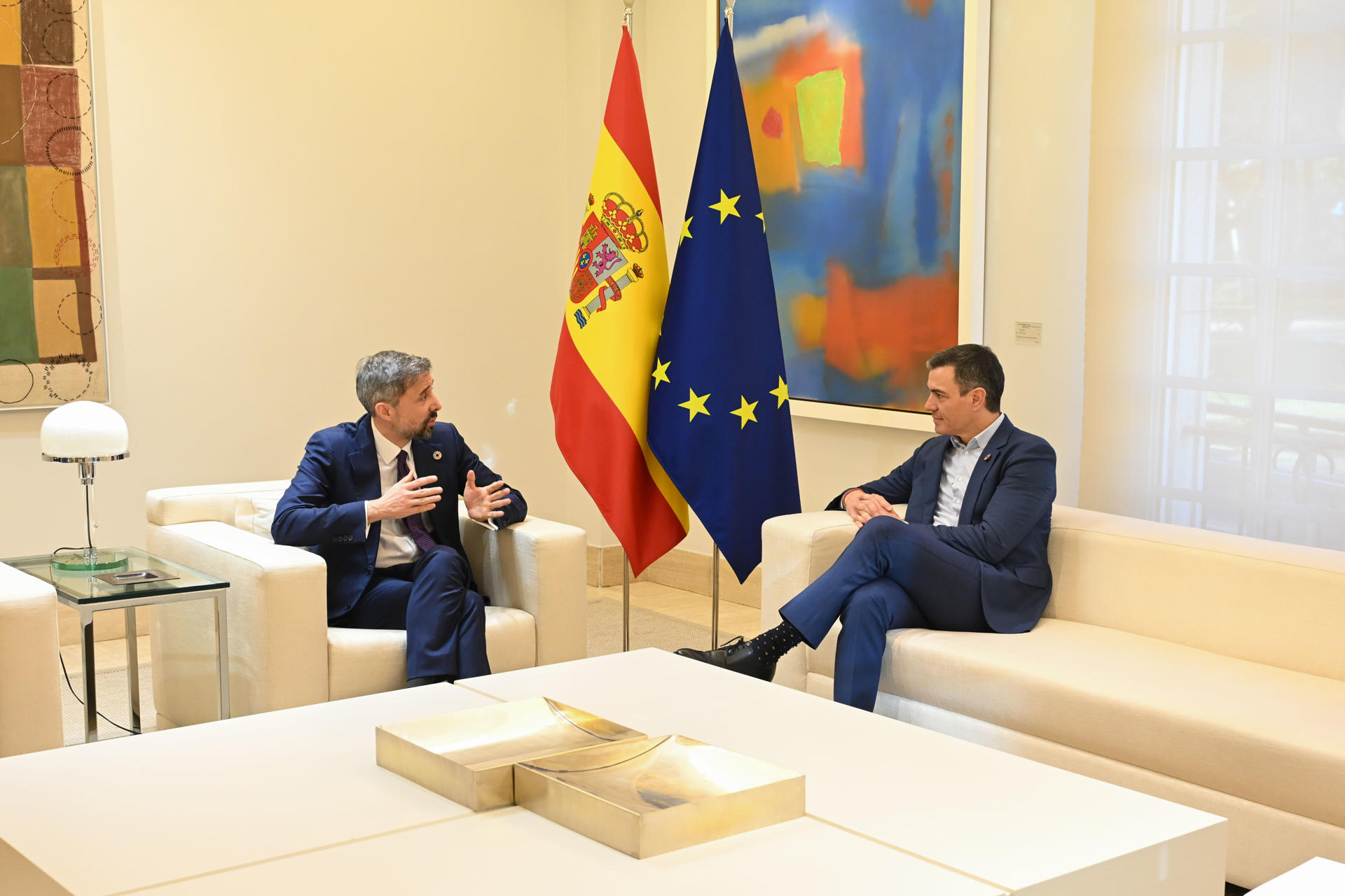 El presidente del Gobierno, Pedro Sánchez (dcha), conversa con el presidente del Fondo Internacional de Desarrollo Agrícola (FIDA), Álvaro Lario, durante la reunión que han mantenido este lunes en el Palacio de la Moncloa. EFE/Fernando Villar
