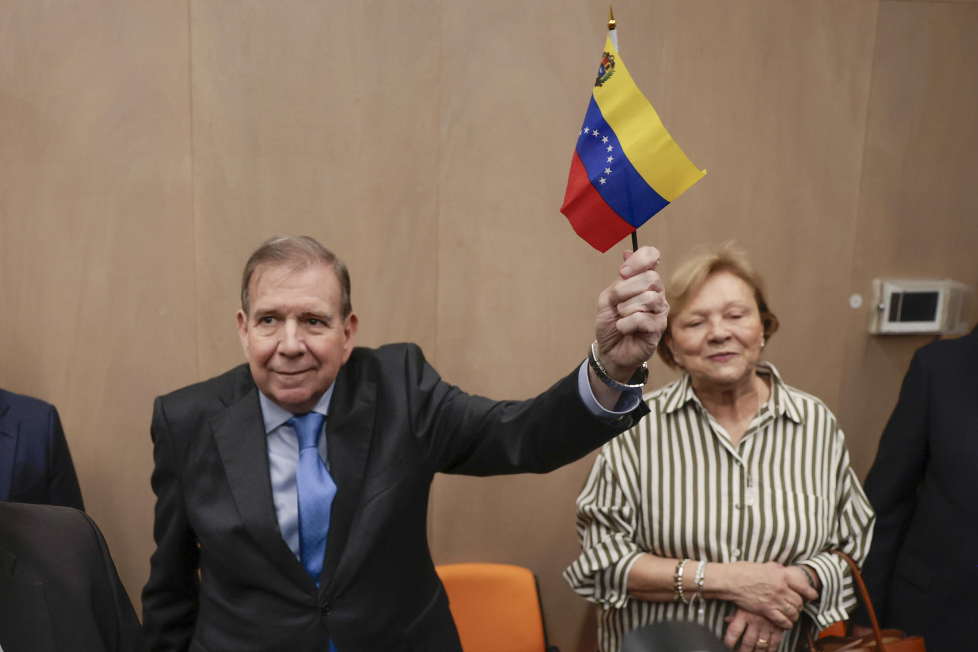 El líder opositor venezolano Edmundo González Urrutia sostiene una bandera de Venezuela a su llegada a un encuentro con ciudadanos venezolanos residentes en Guatemala, este miércoles en la capital de ese país. EFE/ David Toro
