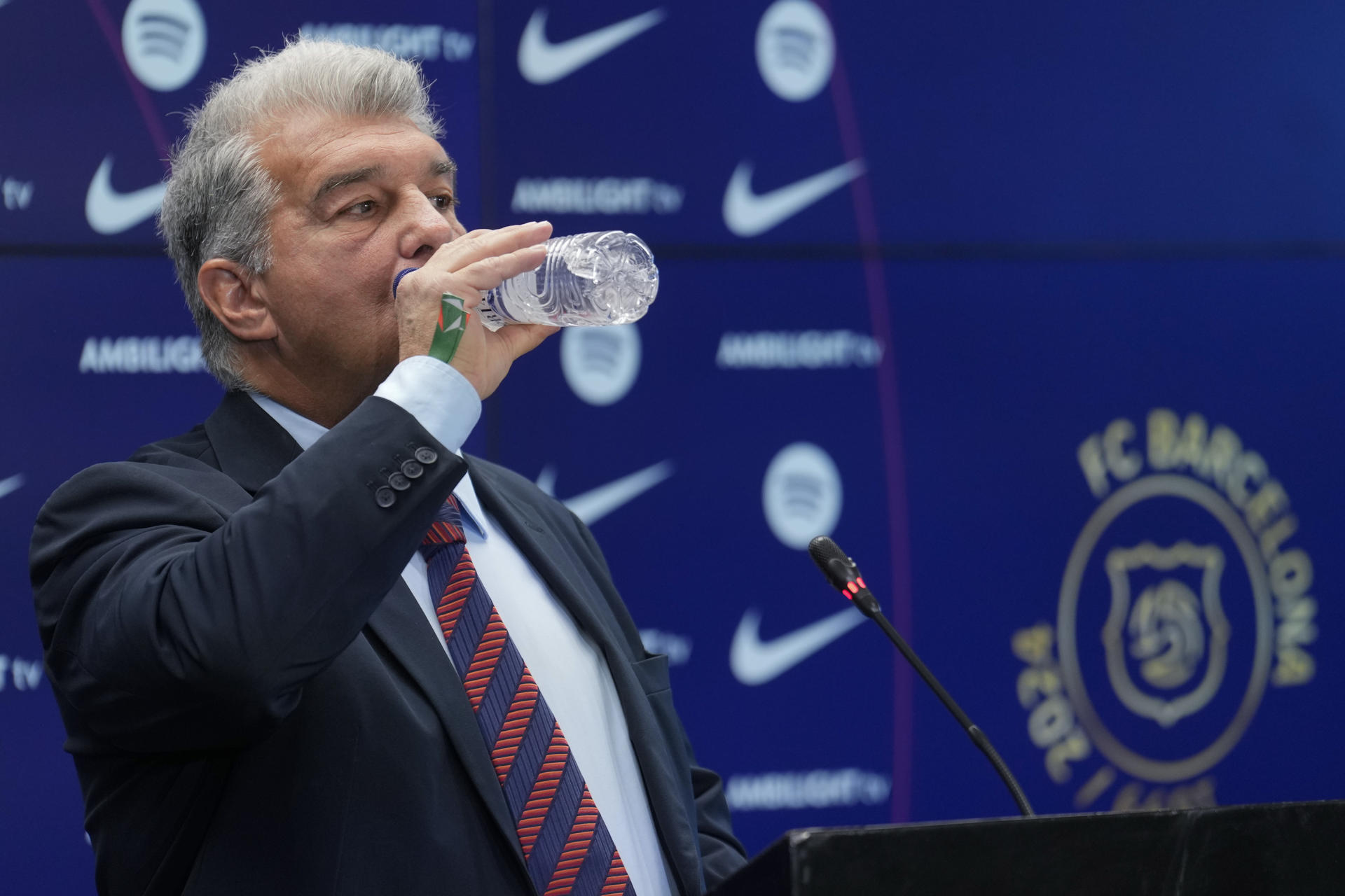 El presidente del FC Barcelona, Joan Laporta, durante la rueda de prensa en la que ha valorado, entre otros temas, la decisión del Consejo Superior de Deportes (CSD) de estimar la medida cautelar urgente solicitada por los atacantes Dani Olmo y Pau Víctor. EFE/Enric Fontcuberta
