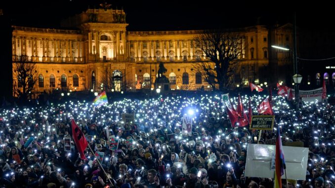 La gente se reúne cerca de la cancillería federal durante una protesta contra las negociaciones de coalición entre el Partido del Pueblo Austríaco (OeVP) y el Partido de la Libertad de Austria (FPOe) en Viena, Austria, 09 de enero de 2025. (Protestas, Viena) EFE/EPA/MAX SLOVENCIK
