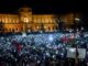 La gente se reúne cerca de la cancillería federal durante una protesta contra las negociaciones de coalición entre el Partido del Pueblo Austríaco (OeVP) y el Partido de la Libertad de Austria (FPOe) en Viena, Austria, 09 de enero de 2025. (Protestas, Viena) EFE/EPA/MAX SLOVENCIK