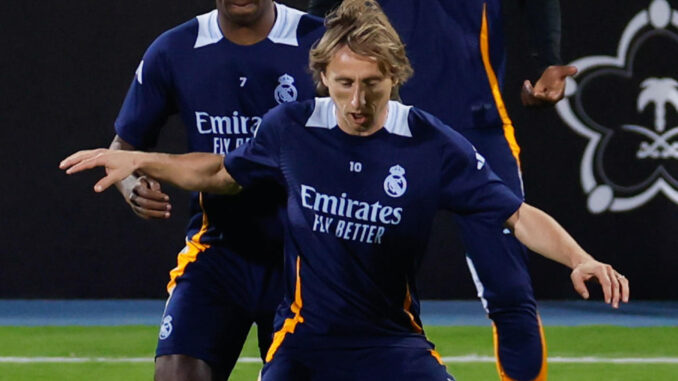 Los jugadores del Real Madrid Vinicius, Modric (C) y Rudiger (R) durante la sesión de entrenamiento del equipo en Jeddah, Arabia Saudí, en la víspera del segundo partido semifinal de la Supercopa de España 2025 entre el Real Madrid y el RCD Mallorca. EFE/Alberto Estevez
