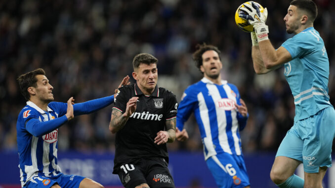 El portero del Espanyol Joan García (d) atrapa el balón ante el centrocampista del Leganés Raba (2i) en el partido de LaLiga entre el Espanyol y el Leganés, este sábado en el estadio RCDE Stadium. EFE/ Alejandro Garcia
