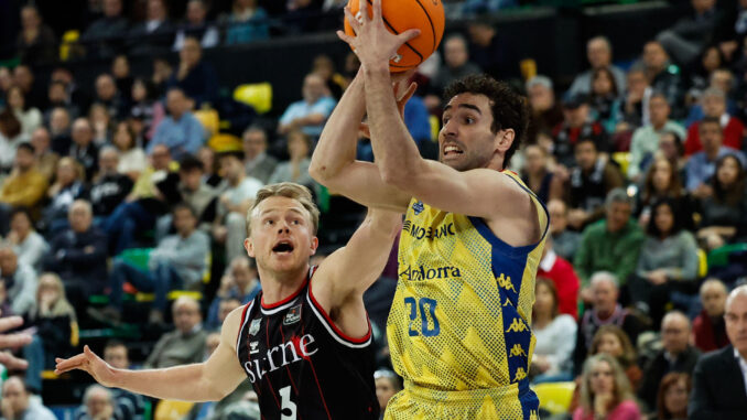 El base noruego del Surne Bilbao Basket Harald Frey (i) pelea una posesión ante el base del Morabanc Andorra Ferran Bassas (d) durante un encuentro correspondiente a la jornada 14 de la Liga Endesa entre el Bilbao Surne y el Morabanc Andorra disputado este jueves en Bilbao. EFE/ Miguel Tona
