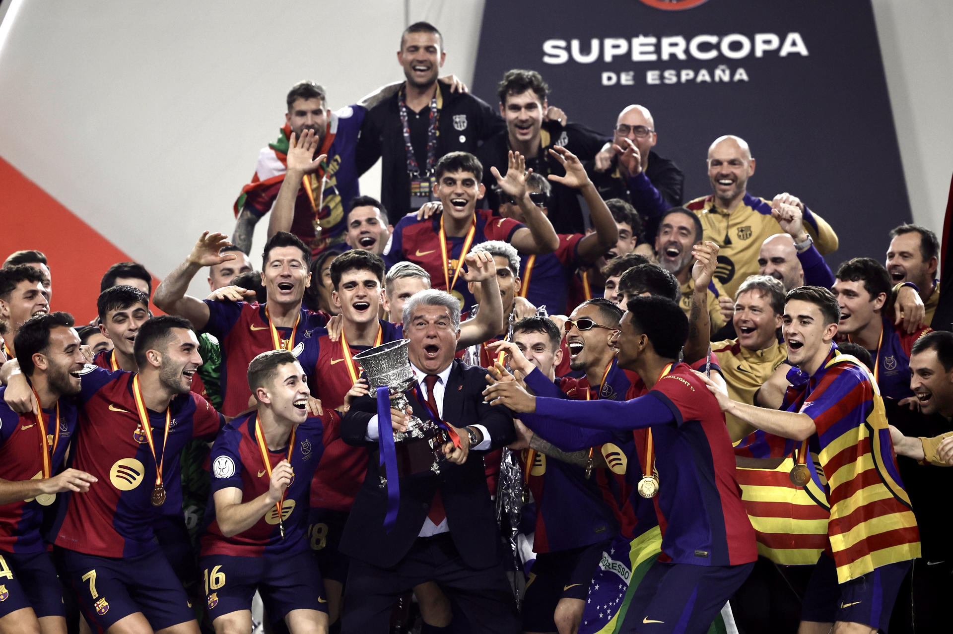 El presidente del FC Barcelona Joan Laporta, los jugadores y cuerpo técnico celebran la victoria con el trofeo tras el partido de la final de la Supercopa de España de fútbol entre el Real Madrid y el FC Barcelona, en Yeda, Arabia Saudí. EFE/ Alberto Estévez
