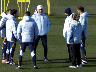 El entrandor del Real Madrid Carlo Ancelotti (c) durante el entrenamiento que el conjunto ha llevado a cabo este jueves en la Ciudad Deportiva de Valdebebas, en Madrid, para preparar su partido de Liga de mañana, ante el Valencia. EFE/ J.P.Gandul