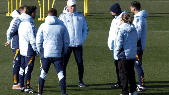 El entrandor del Real Madrid Carlo Ancelotti (c) durante el entrenamiento que el conjunto ha llevado a cabo este jueves en la Ciudad Deportiva de Valdebebas, en Madrid, para preparar su partido de Liga de mañana, ante el Valencia. EFE/ J.P.Gandul
