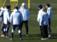 El entrandor del Real Madrid Carlo Ancelotti (c) durante el entrenamiento que el conjunto ha llevado a cabo este jueves en la Ciudad Deportiva de Valdebebas, en Madrid, para preparar su partido de Liga de mañana, ante el Valencia. EFE/ J.P.Gandul