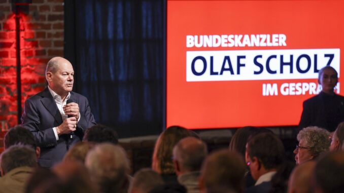 El canciller alemán Olaf Scholz del Partido Socialdemócrata (SPD) habla durante un evento de campaña electoral del SPD para las elecciones federales de 2025 en Bielefeld, Alemania, el 13 de enero de 2025. (Elections, Germany) EFE/EPA/CHRISTOPHER NEUNDORF
