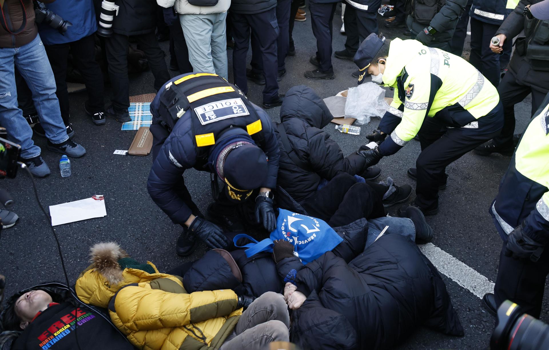 La policía detiene a seguidores del presidente surcoreano Yoon Suk Yeol, quienes se han congregado fuera de la residencia presidencial en un intento por evitar que los investigadores lleven a cabo una orden de arresto en su contra en Seúl, Corea del Sur, 02 de enero de 2025. 
 EFE/EPA/JEON HEON-KYUN
