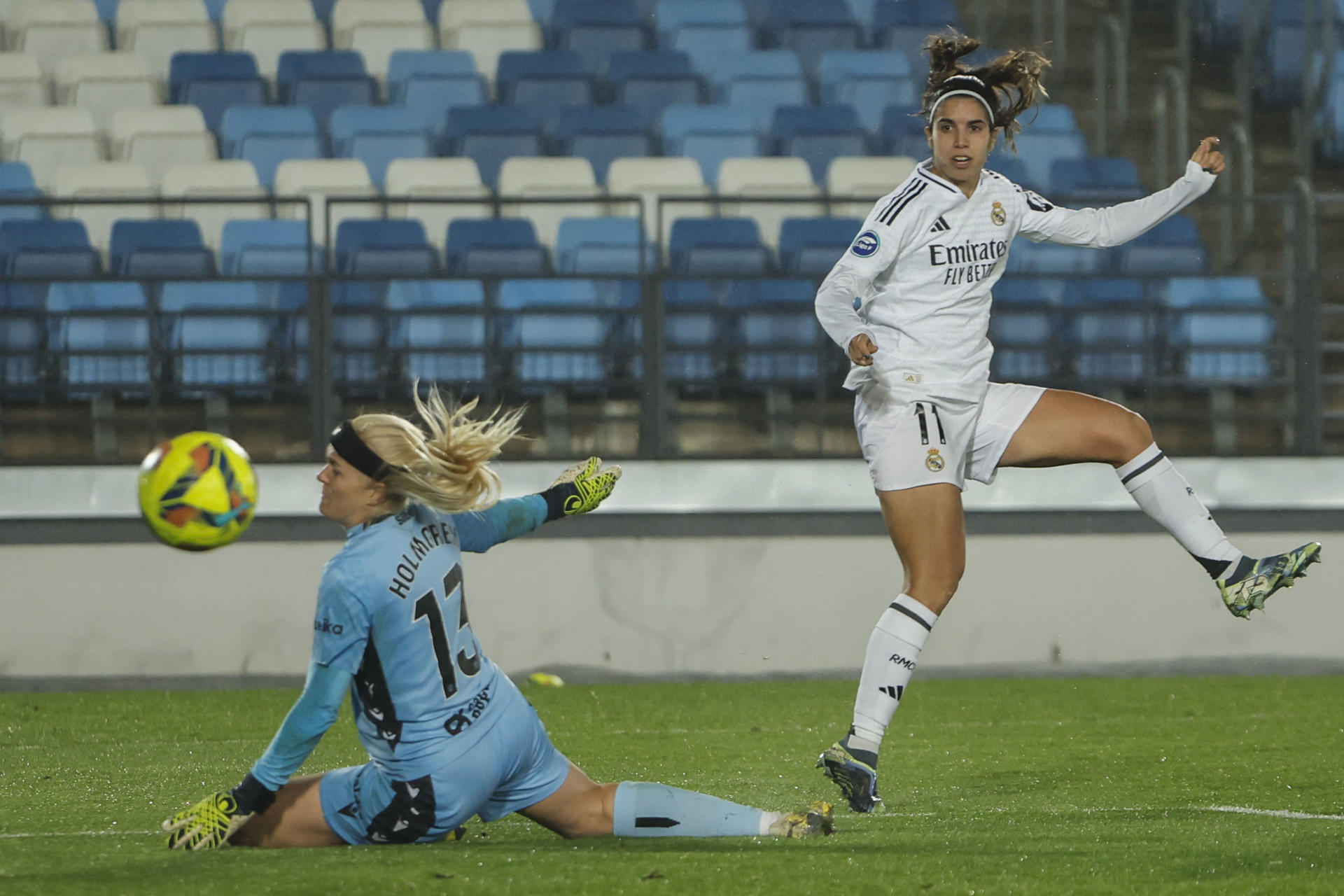 MADRID, 08/01/2025.- La jugadora del Real Madrid, Alba Redondo, remata ante la guardameta sueca del Levante, Emma Holgrem, para conseguir el tercer gol del equipo madridista durante el encuentro correspondiente a la jornada 8 de la Liga F que disputan hoy miércoles Real Madrid y Levante en el estadio Alfredo Di Stéfano, en Madrid. EFE / Sergio Perez.
