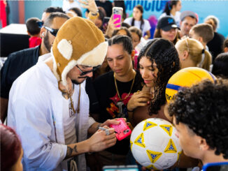 Fotografía cedida por Cheery Viruet y Fundación Good Bunny del cantante y compositor, Bad Bunny, firmando autógrafos durante el evento “Bonita Tradición” este viernes, en Vega Baja (Puerto Rico). EFE/ Cheery Viruet / Fundación Good Bunny /