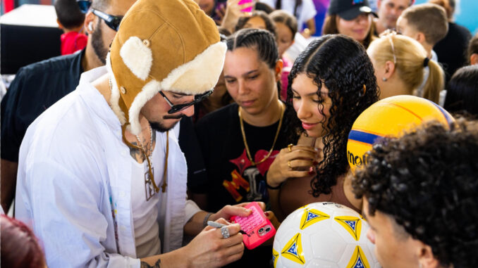 Fotografía cedida por Cheery Viruet y Fundación Good Bunny del cantante y compositor, Bad Bunny, firmando autógrafos durante el evento “Bonita Tradición” este viernes, en Vega Baja (Puerto Rico). EFE/ Cheery Viruet / Fundación Good Bunny /
