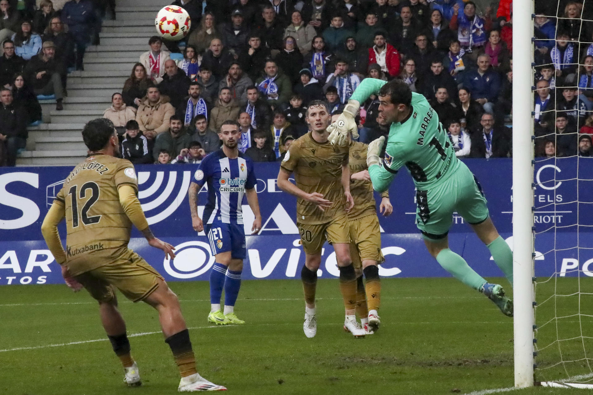 El portero de la Real Sociedad Unai Marrero (d) este domingo, durante un partido de la Ronda de 32 de la Copa del Rey, entre la Ponferradina y la Real Sociedad, en el Estadio Municipal El Toralín de Ponferrada (León). EFE/ Ana F. Barredo
