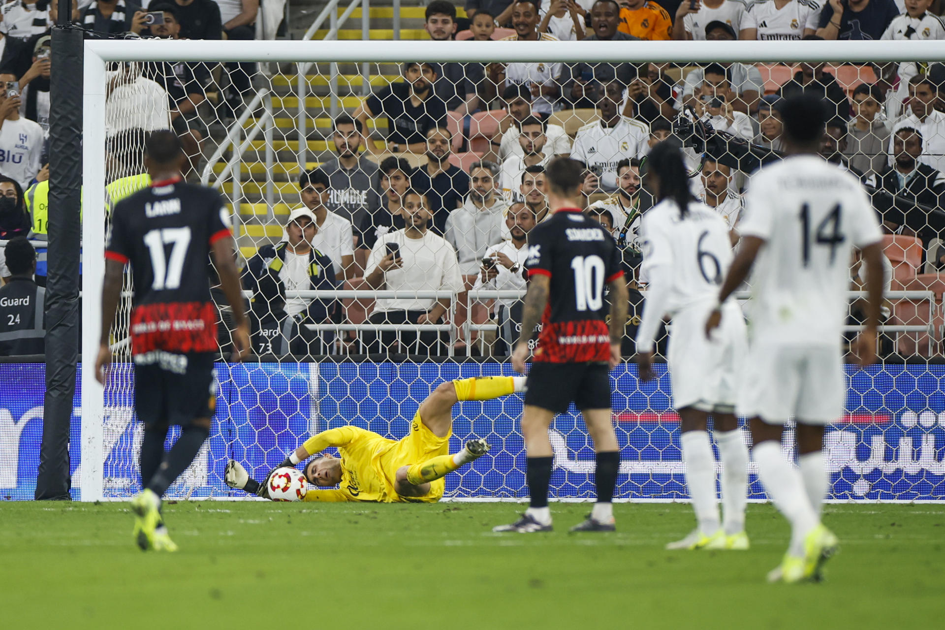 El portero eslovaco del Mallorca Dominik Greif (2i) detiene un disparo a puerta durante el partido de semifinales de la Supercopa de España de fútbol entre el Real Madrid y el Mallorca, este jueves en Yeda. EFE/ Alberto Estévez
