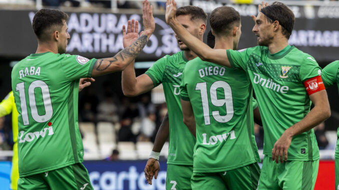 El jugador del C.D Leganés Dani Raba (i) junto a Sergio Gonález (d), celebran el segundo gol ante el jugador F.C. Cartagena, durante el partido correspondiente a los dieciseisavos de final de la Copa del Rey, que están disputando este domingo en el estadio Cartagonova en Cartagena. EFE/Marcial Guillén
