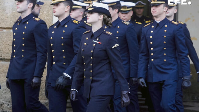 La princesa de Asturias, Leonor Borbón Ortiz, a la entrada del Ayuntamiento de Cádiz, donde el alcalde ha recibido a los guardiamarinas que este sábado parten con ella en el buque escuela de la Armada española, el Juan Sebastián de Elcano, para iniciar el 97 crucero de instrucción. EFE/Román Ríos
