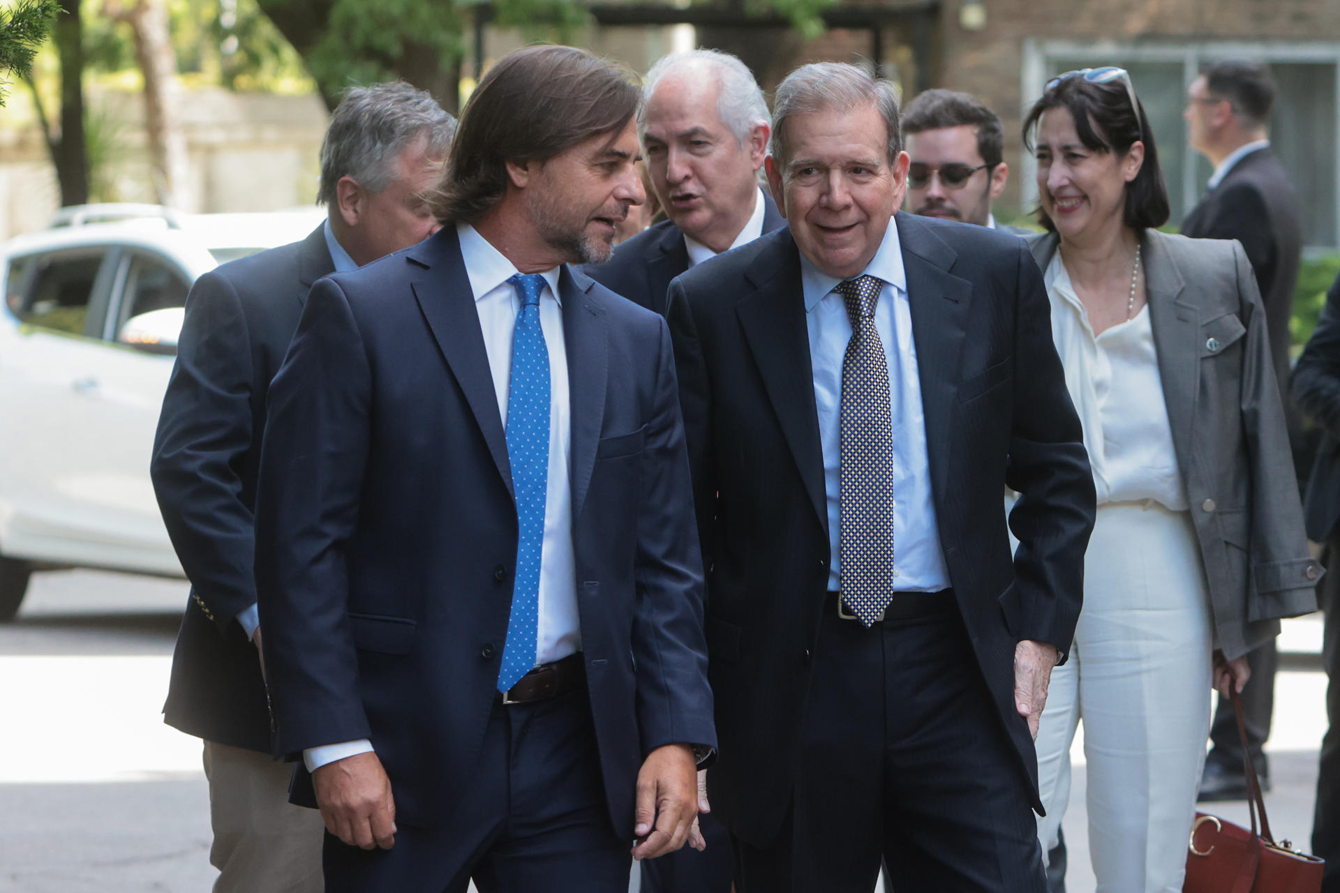 El presidente de Uruguay, Luis Lacalle Pou (i), camina junto al líder opositor venezolano Edmundo González Urrutia este sábado en Montevideo (Uruguay). EFE/ Gasón Britos
