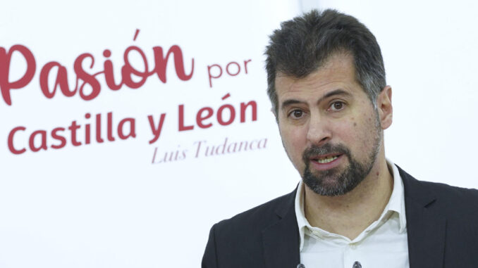 El secretario general del PSOE en Castilla y León, Luis Tudanca, durante su comparecencia este martes en Valladolid para informar de su decisión de no concurrir como candidato al proceso de elecciones primarias en esta comunidad autónoma y, por tanto, de no optar a la reelección al cargo que ha desempeñado durante diez años y casi tres meses. EFE/Nacho Gallego
