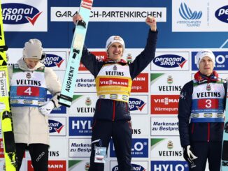 Podio de la prueba del totneo Cuatro Trampolines de Año uevo en Garmisch-partenkirchen, con Daniel Tschofenig (C), Gregor Deschwanden (i) y Michael Hayboeck (d). EFE/EPA/ANNA SZILAGYI