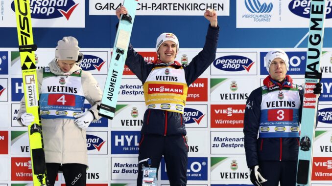 Podio de la prueba del totneo Cuatro Trampolines de Año uevo en Garmisch-partenkirchen, con Daniel Tschofenig (C), Gregor Deschwanden (i) y Michael Hayboeck (d). EFE/EPA/ANNA SZILAGYI
