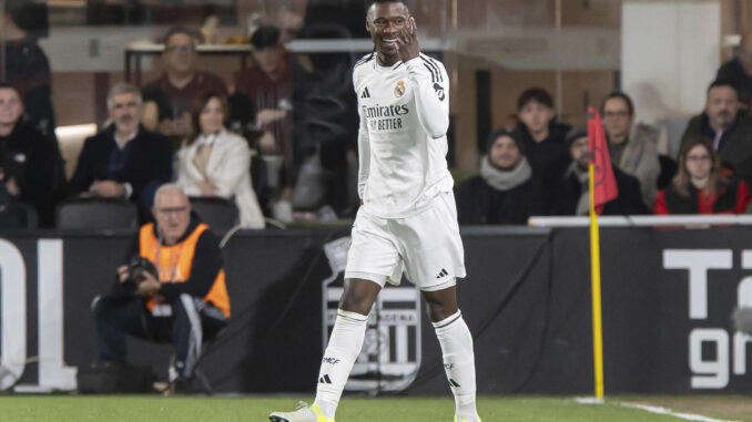 El centrocampista francés del Real Madrid Eduardo Camavinga calienta momentos antes del partido de semifinales de la Supercopa de España de fútbol entre el Real Madrid y el Mallorca, este jueves en Yeda. EFE/ Alberto Estévez
