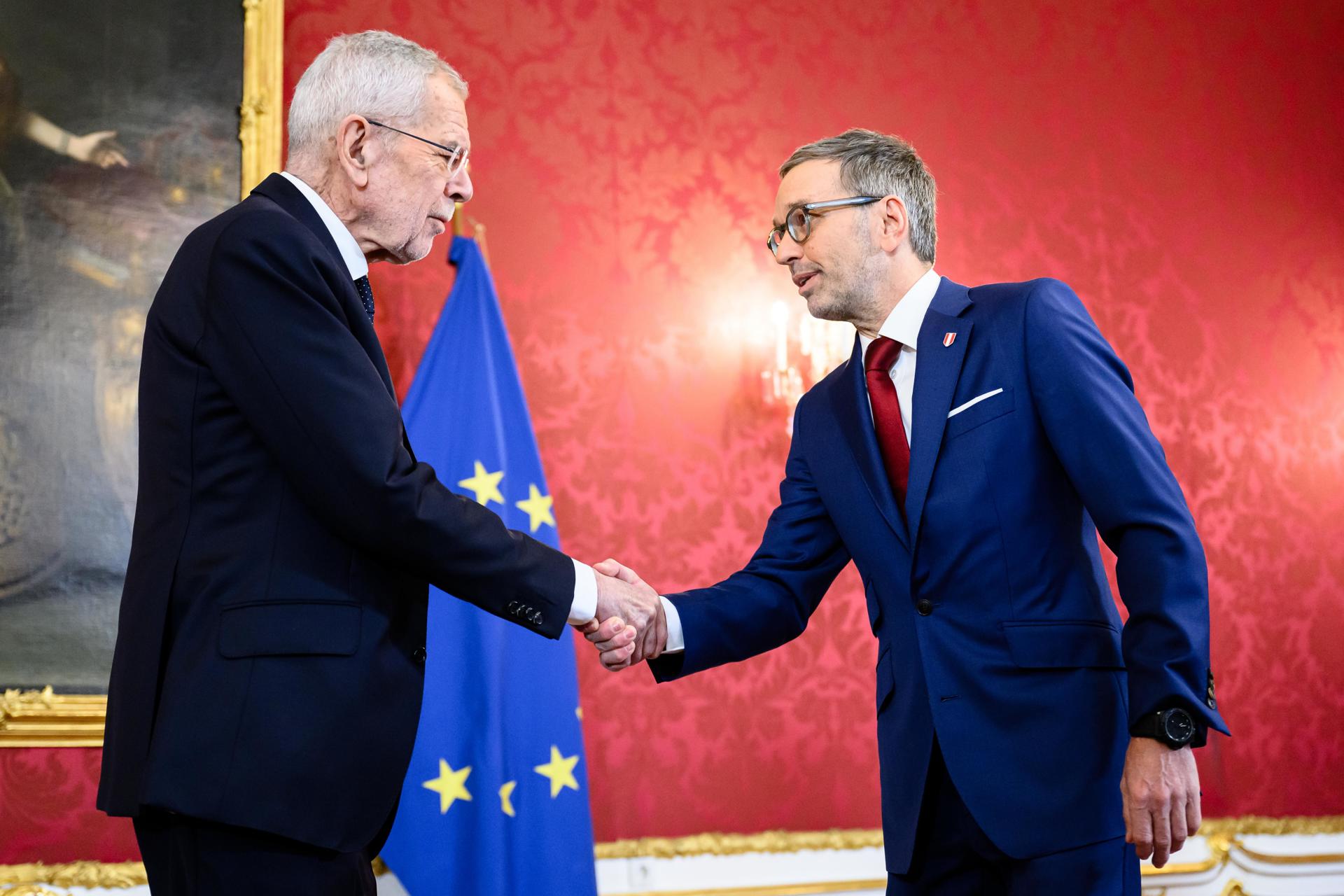 El presidente federal austriaco Alexander Van der Bellen (I) da la bienvenida al presidente del Partido de la Libertad de Austria (FPOe) Herbert Kickl (D) durante su reunión en Viena, Austria, 06 de enero de 2025. El presidente austriaco está manteniendo discusiones con el líder del FPOe, Kickl, sobre la futura formación de un gobierno después de que fracasaran las negociaciones de coalición entre el OeVP y el SPOe. (Viena) EFE/EPA/MAX SLOVENCIK
