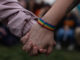 Imagen de archivo de una pareja que se toma de la mano durante una manifestación del Orgullo.
EFE/ Ailen Díaz