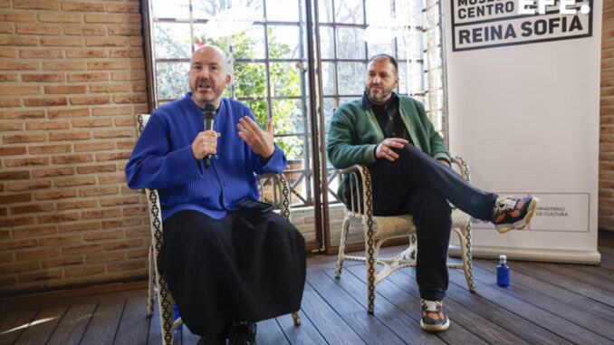 El director del Museo Reina Sofía, Manuel Segade (i), y el fotógrafo y artista Miguel Ángel Tornero presentan 'Gran friso', una gran lona que cubrirá durante un año el Palacio de Cristal en el Parque de El Retiro durante las obras de adecuación. EFE/ Chema Moya
