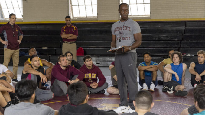 Fotografía cedida por Amazon MGM Studios del actor Don Cheadle (c) durante el rodaje de la película 'Unstoppable'. Jennifer Lopez lleva a la pantalla el afán de superación del luchador estadounidense Anthony Robles en 'Unstoppable', una historia "muy inspiradora" que enseña que "no importa lo que falte, importa lo que tienes y cómo lo usas para triunfar, ser victorioso y alcanzar tus metas y sueños". EFE/ Amazon MGM Studios
