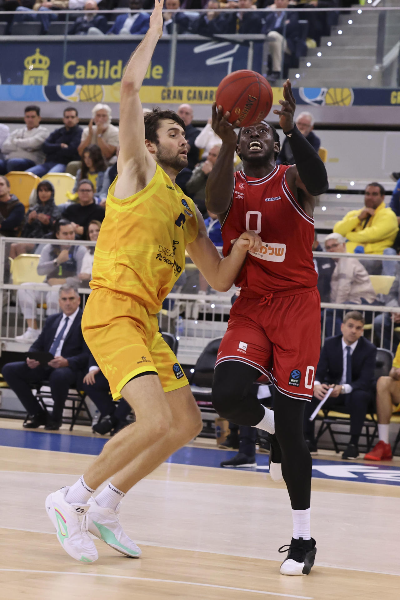 El jugador del  Hapoel Shlomo Tel Aviv Jhonathan Motley (d) y el jugador del Dreamland Gran Canaria Mike Tobey (i) durante el partido de la jornada 13 de la Eurocopa, disputado este jueves en el Gran Canaria Arena, en Las Palmas de Gran Canaria. .EFE/ Elvira Urquijo A.
