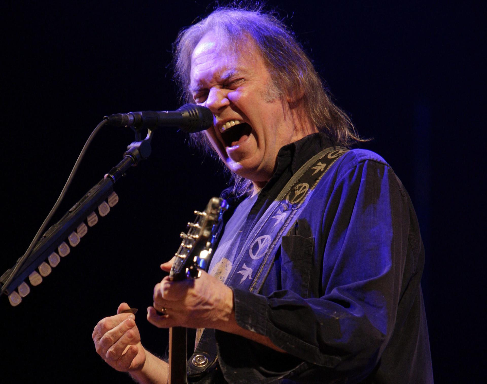 El cantante y compositor canadiense Neil Young se presenta en el escenario el 26 de junio de 2009, durante el Festival de Artes Escénicas Contemporaneas de Glastonbury en Somerset (Reino Unido). 
EPA/JONATHAN BRADY / PROHIBIDO SU USO EN IRLANDA Y EL REINO UNIDO[PROHIBIDO SU USO EN IRLANDA Y EL REINO UNIDO]
