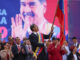 El líder chavista Nicolás Maduro ondea una bandera en un acto este viernes, en Caracas (Venezuela). EFE/ Ronald Peña R.