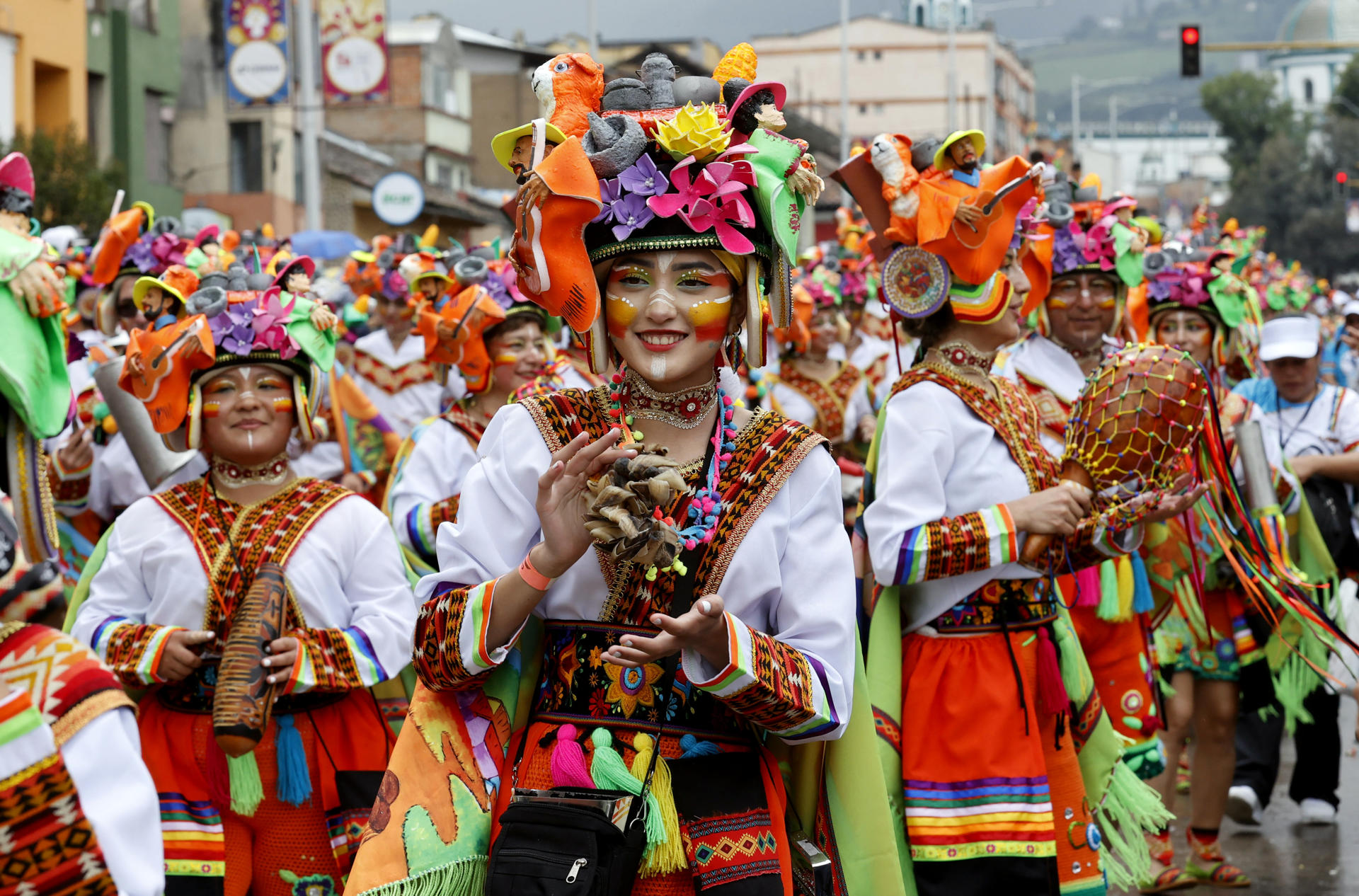 Integrantes de una comparsa participan en el desfile del 'Canto a la Tierra' este viernes en el Carnaval de Negros y Blancos en Pasto (Colombia). EFE/ Mauricio Dueñas Castañeda
