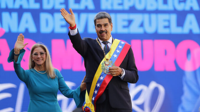 El líder chavista Nicolás Maduro saluda a sus seguidores junto a su esposa Cilia Flores, en Caracas (Venezuela). EFE/ Ronald Peña R.
