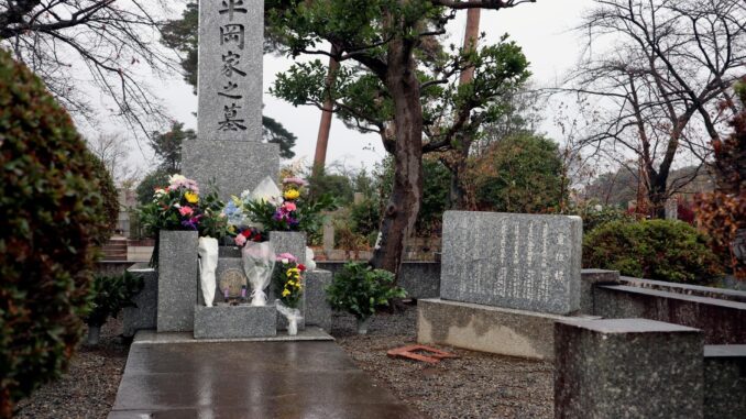 Tumba donde descansan los restos del escritor Yukio Mishima en Fuchu, Japón. Este martes se cumplen cien años del nacimiento del emblemático novelista japonés Yukio Mishima (1925-1970), cuya figura y legado literario siguen generando controversia en Japón y son objeto de exposiciones, nuevos lanzamientos editoriales y mercadotecnia. EFE/ Agustín De Gracia
