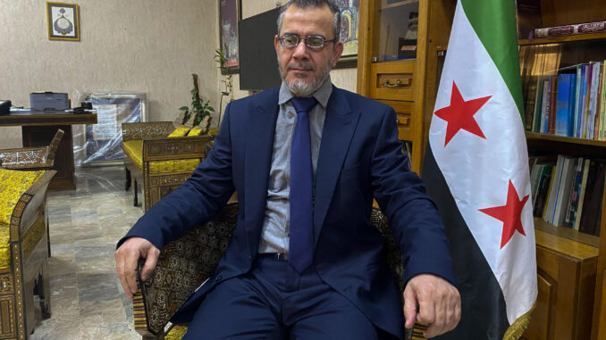 El ministro de Educación interino de Siria, Nazir Mohamad al Qadri, durante una entrevista con EFE en Damasco el 9 de enero de 2025. La nueva Siria sin Bachar Al Asad asegurará la enseñanza de las lenguas minoritarias sin discriminación, si bien el árabe será el idioma primario de enseñanza en los colegios públicos, donde la principal reforma ahora será eliminar la propaganda de Al Asad, afirma en una entrevista con EFE el ministro de Educación interino, Nazir Mohamad al Qadri. EFE/Ana María Guzelian
