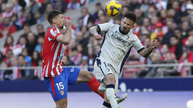 El defensa francés del Atlético de Madrid Clement Lenglet (i) y el centrocampista de Osasuna Rubén García durante el partido de LaLiga entre el Atlético de Madrid y el Osasuna, este domingo en el Riyadh Air Metropolitano de Madrid.EFE/ Juanjo Martín
