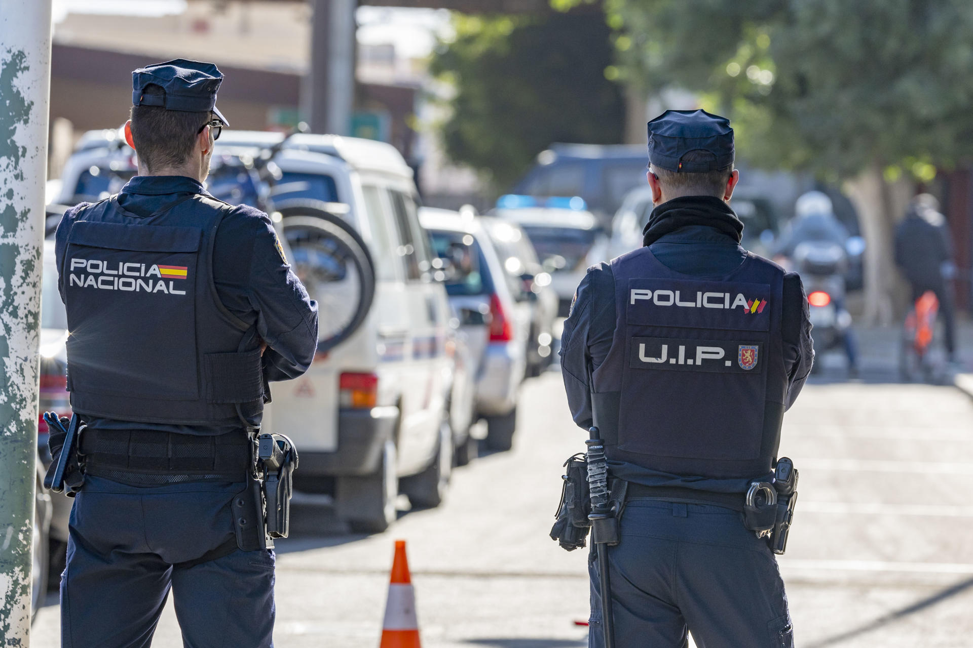 Dos agentes policiales vigilan la aduana comercial entre Melilla y Marruecos. Un camión cargado con unos 600 kilogramos de electrodomésticos ha conseguido cruzar este miércoles la frontera terrestre desde Melilla hacia Marruecos en la primera exportación tras la reapertura de la aduana comercial casi seis años y medio después de su cierre unilateral por el país vecino. EFE/ José Manuel Giner Gutierrez
