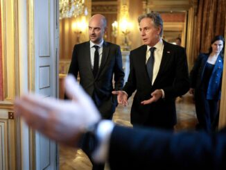 El Ministro de Relaciones Exteriores de Francia, Jean-Noel Barrot (I), y el Secretario de Estado de EE. UU., Antony Blinken (C), llegan para su reunión en París, Francia, el 08 de enero de 2025. (Francia) EFE/EPA/THIBAULT CAMUS / POOL MAXPPP OUT