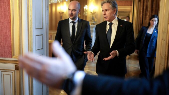 El Ministro de Relaciones Exteriores de Francia, Jean-Noel Barrot (I), y el Secretario de Estado de EE. UU., Antony Blinken (C), llegan para su reunión en París, Francia, el 08 de enero de 2025. (Francia) EFE/EPA/THIBAULT CAMUS / POOL MAXPPP OUT
