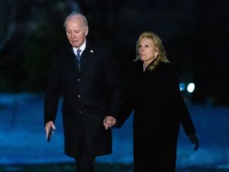 El presidente de Estados Unidos, Joe Biden, y la primera dama, Dra. Jill Biden, regresan a la Casa Blanca en Washington, DC, EE. UU., el 8 de enero de 2025. EFE/EPA/Anna Rose Layden / POOL