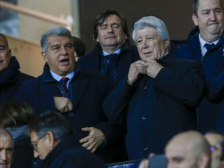 El presidente del Barcelona, Joan Laporta (i) y el del Atlético de Madrid, Enrique Cerezo, en el estadio olímpico Lluis Companys en foto de archivo de Quique García. EFe