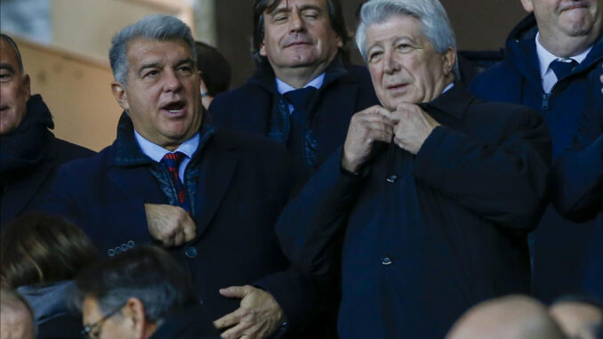 El presidente del Barcelona, Joan Laporta (i) y el del Atlético de Madrid, Enrique Cerezo, en el estadio olímpico Lluis Companys en foto de archivo de Quique García. EFe
