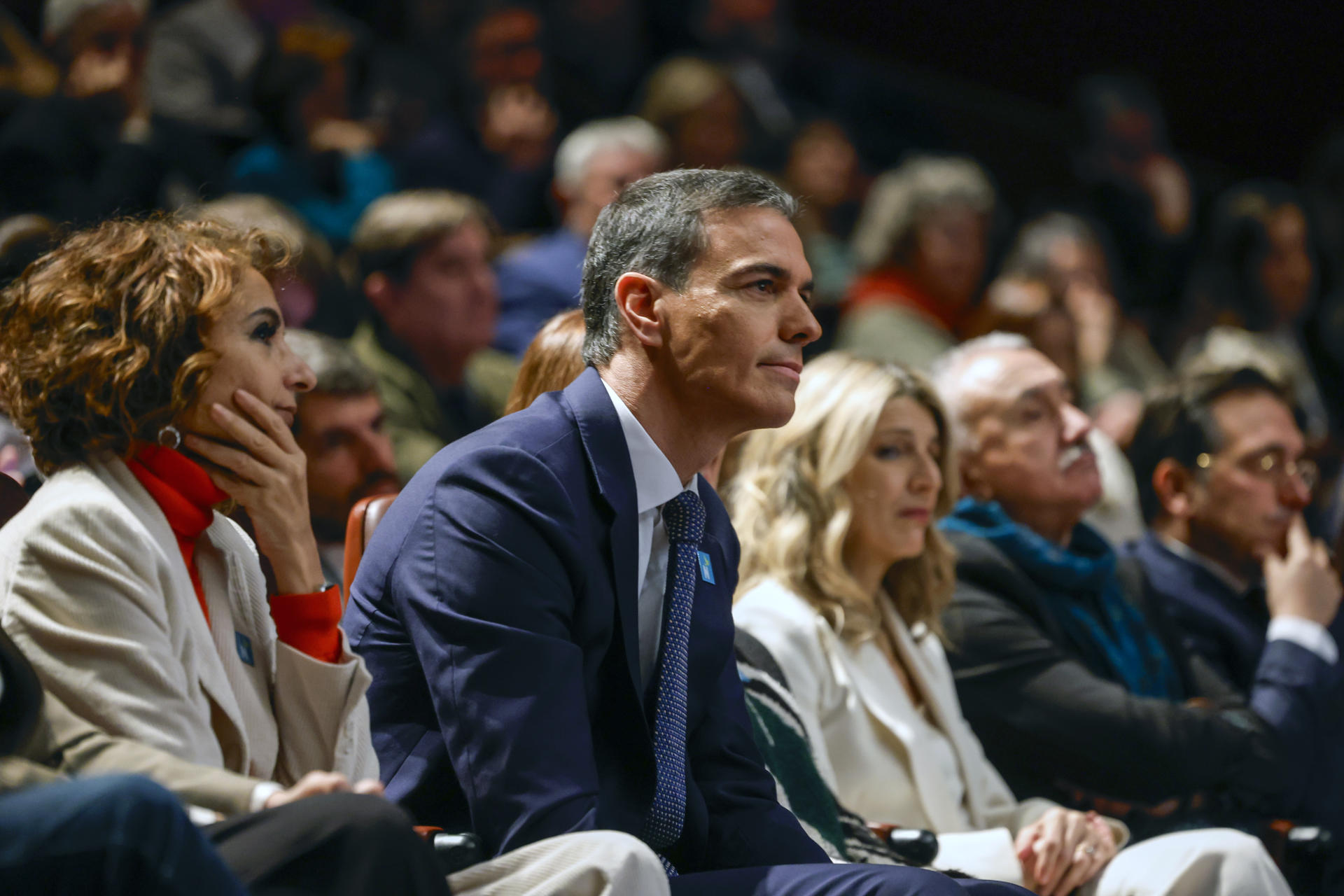 El presidente del Gobierno, Pedro Sánchez, y las vicepresidentas primera, María Jesús Montero (i), y segunda, Yolanda Díaz, durante el primer acto por el 50 aniversario de la muerte de Franco y el inicio del proceso hacia la democracia, presidido este miércoles en Madrid por el jefe del Gobierno, acompañado por sus ministros. EFE/ Juanjo Martin
