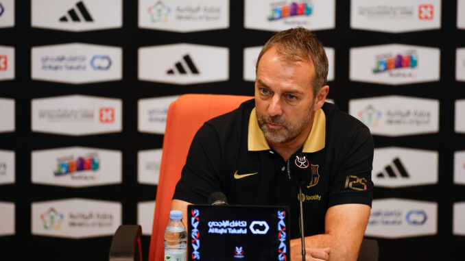 El entrenador del FC Barcelona, el alemán Hansi Flick, durante la rueda de prensa este sábado en Yeda (Arabia Saudí) en la víspera de la final de la Supercopa de España. EFE/ Alberto Estévez
