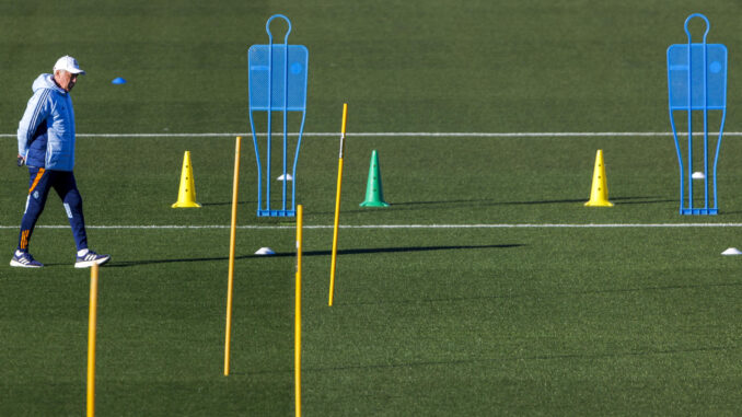 El entrenador del Real Madrid Carlo Ancelotti durante el entrenamiento previo al partido de octavos de final de la Copa del Rey frente al Celta de Vigo, en la Ciudad Deportiva de Valdebebas. EFE/Sergio Pérez
