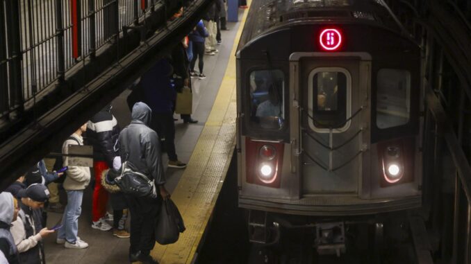 Fotografía de archivo de personas en el metro de Nueva York(EE.UU.). EFE/EPA/SARAH YENESEL
