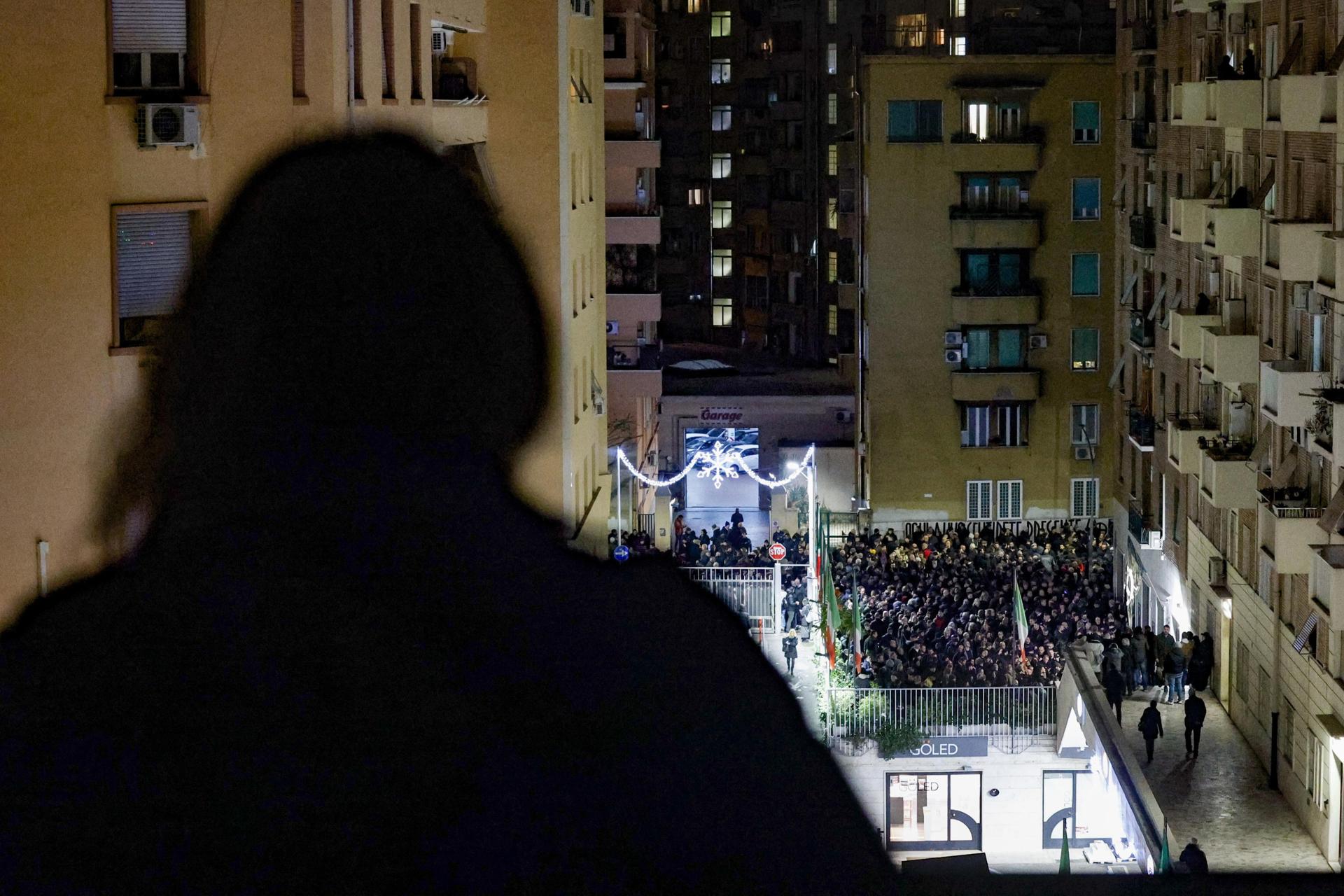 Activistas de extrema derecha se reúnen para un mitin en memoria del 47º aniversario de la masacre de la sede del MSI (Movimento Sociale Italiano) 'Acca Larentia', en Roma, Italia, 07 de enero de 2025. El 07 de enero de 1978, Franco Bigonzetti y Francesco Ciavatta, dos activistas del Frente Juvenil del MSI, fueron asesinados en la sección del MSI de Acca Larentia en Roma, mientras que un tercero, Stefano Recchioni, fue muerto poco después durante enfrentamientos con la policía. (Francia, Italia, Roma) EFE/EPA/FABIO FRUSTACI
