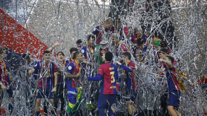 Los jugadores del FC Barcelona celebran la victoria con el trofeo tras el partido de la final de la Supercopa de España de fútbol entre el Real Madrid y el FC Barcelona, en Yeda, Arabia Saudí. EFE/ Alberto Estévez
